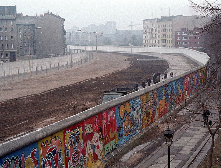 top-10-tallest-artificial-walls-in-the-world-berlin-wall