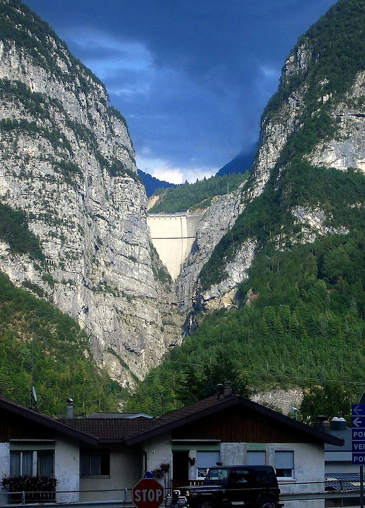 as 10 paredes artificiais mais altas do mundo-vajont-dam