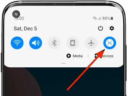 Stavový řádek smartphonu zobrazující ikony připojení a nastavení.